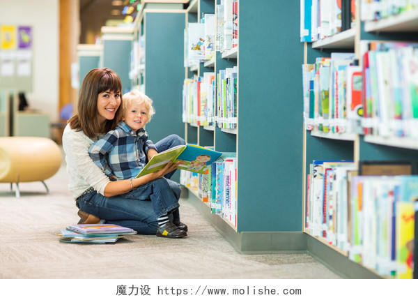 一位美女老师在图书馆里拿着绘本故事书正在给她的学生讲故事